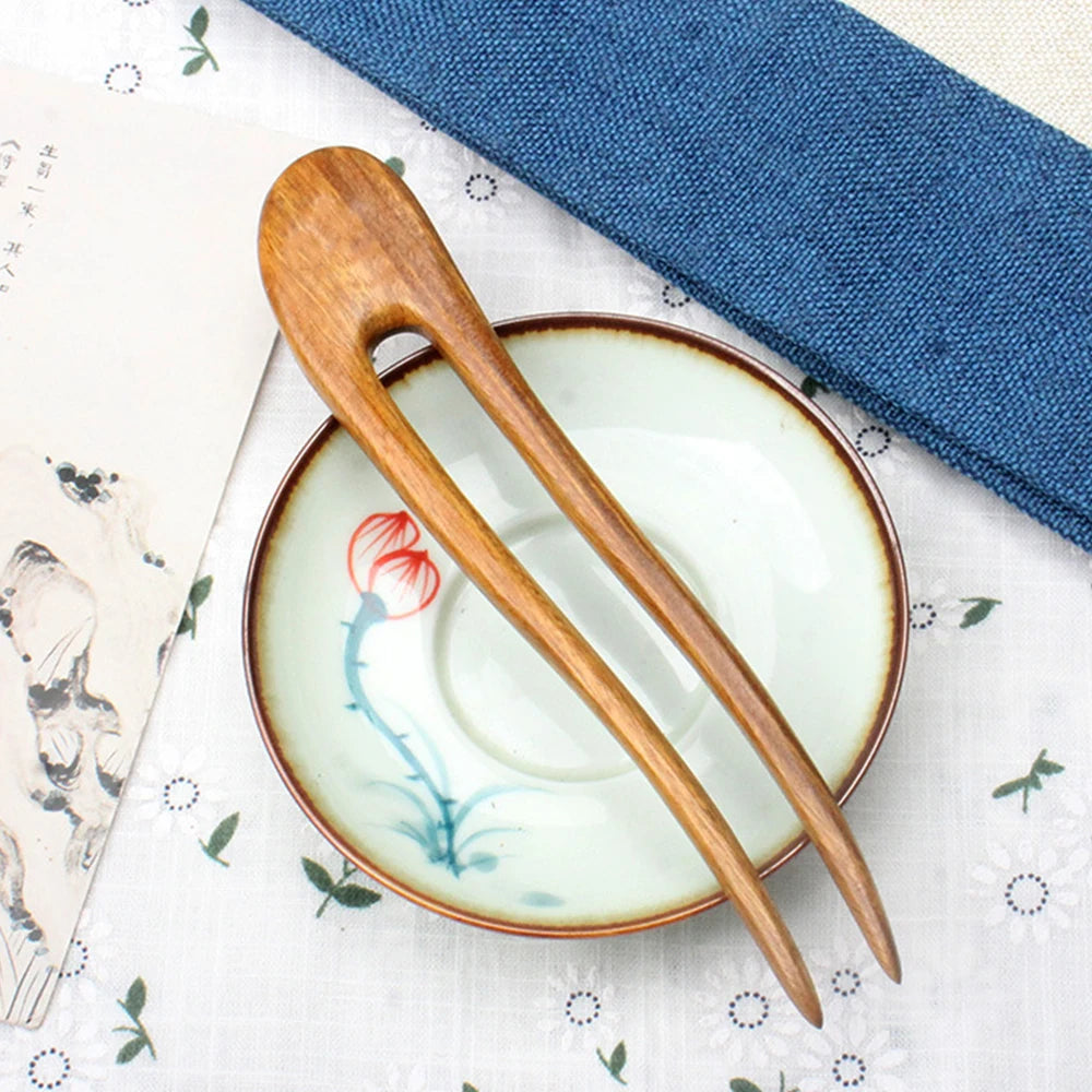 U-förmige Holz-Haarspange Élan in Moss mit sichtbarer Maserung