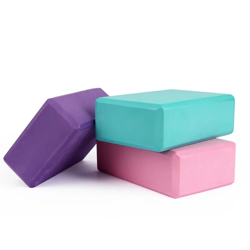 Drei Lumo Yoga Blöcke nebeneinander angeordnet präsentiert