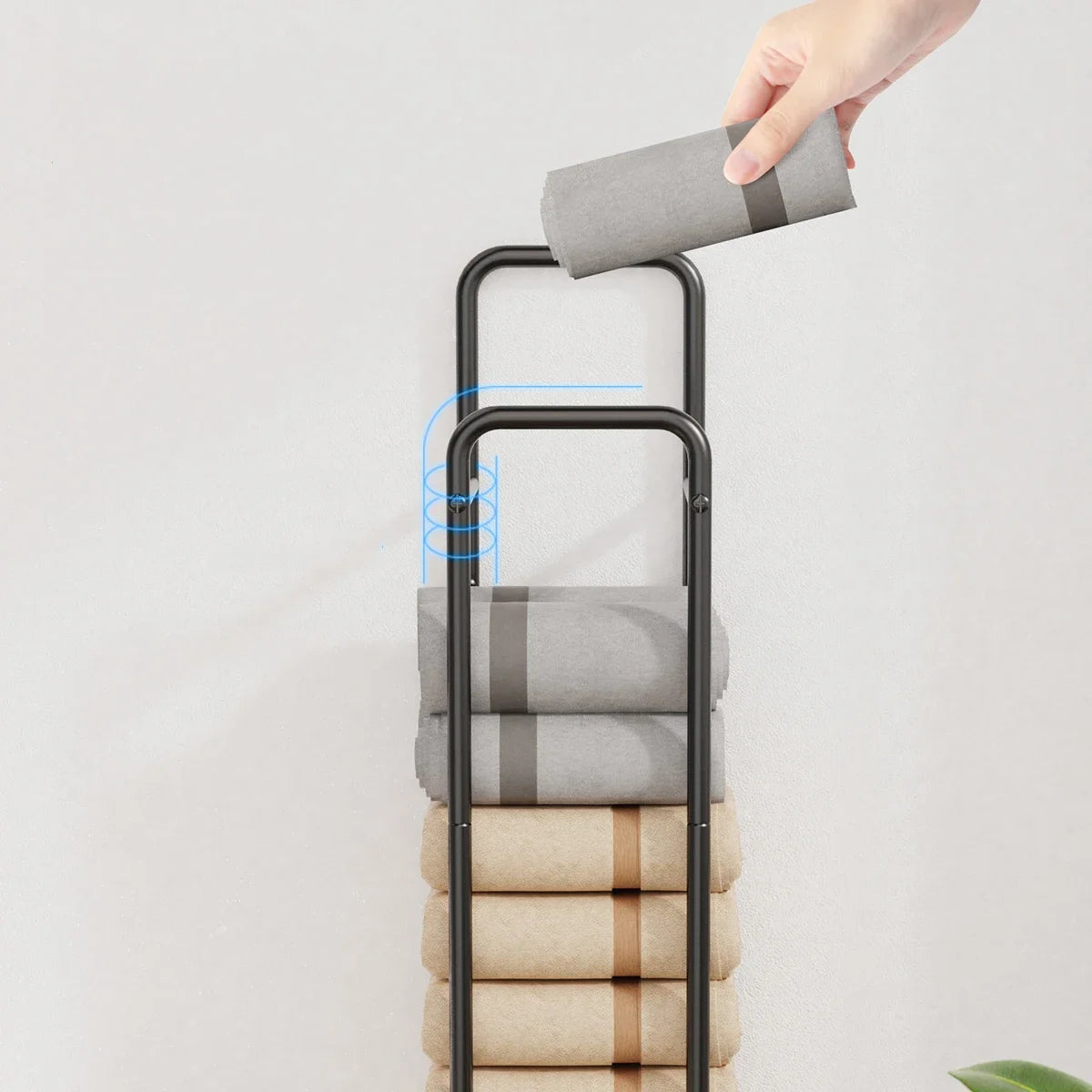 Frontansicht eines vertikalen Handtuchhalters, in den gerollte Handtücher von oben eingelegt werden
