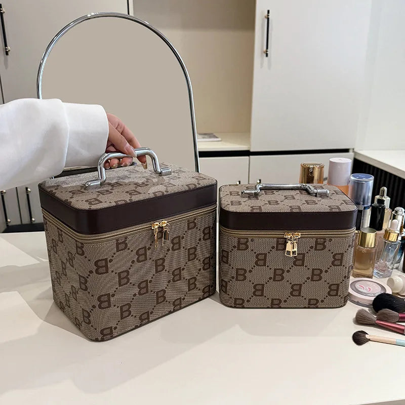 Béla Kosmetiktasche in Small und Large nebeneinander geschlossen präsentiert