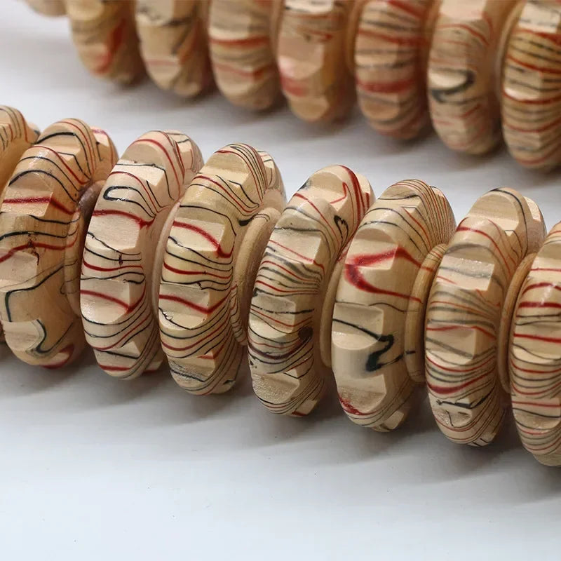 Manueller Holz-Massageroller in ruhiger Umgebung für Wellness-Anwendung