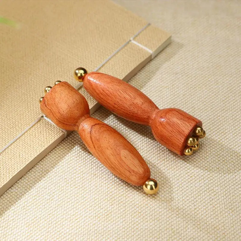 Augen-Massagestab aus Messing und Holz ruhig arrangiert in liegender Position
