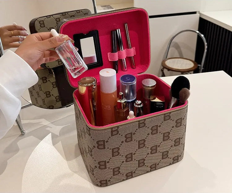Geöffnete Béla Kosmetiktasche mit unterschiedlichen Beauty-Produkten gefüllt