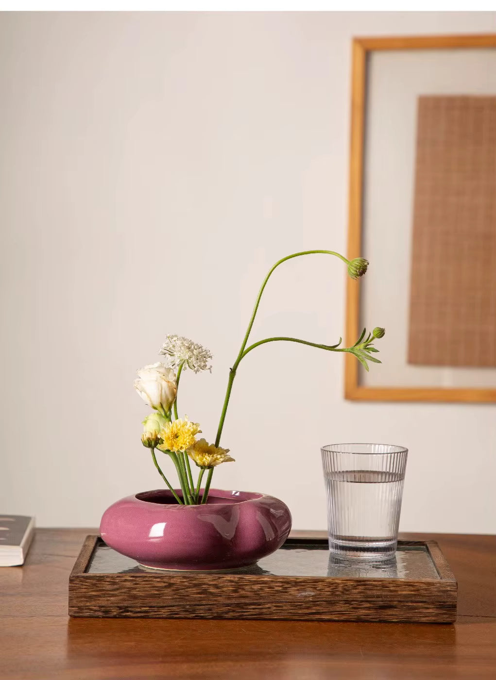 Vase mit linearem Blumenaufsatz, moderne Formensprache