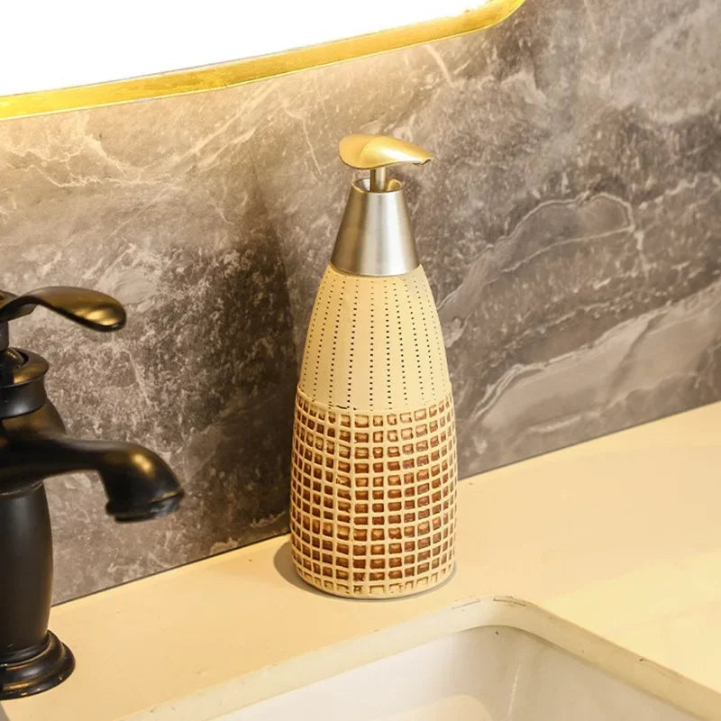 Design-Spender für Duschgel und Bodylotion aus Keramik in natürlichen Farbtönen