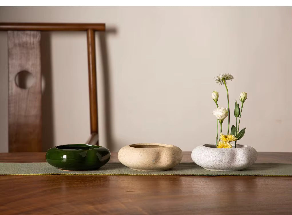 Designvase aus Keramik auf Regal, moderne Wohnraumgestaltung