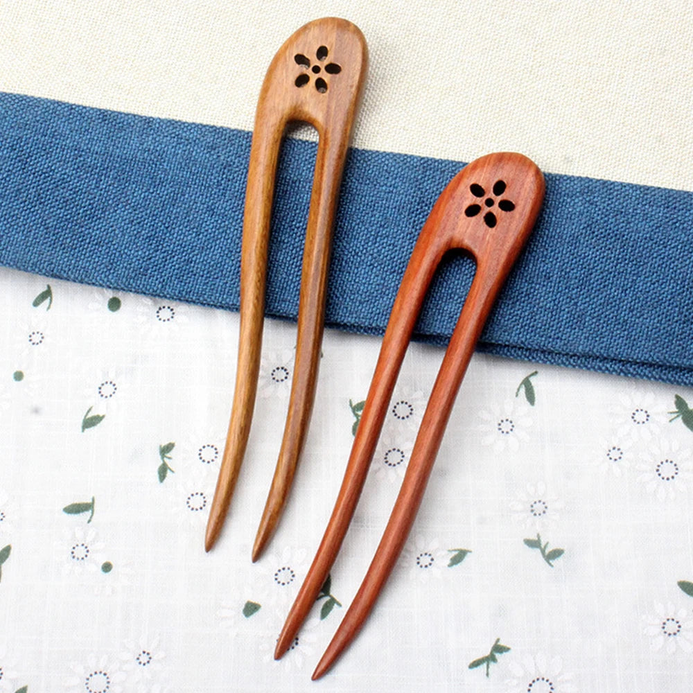 Mehrere Holz-Haarspangen Élan dekorativ auf kleinem Teller arrangiert