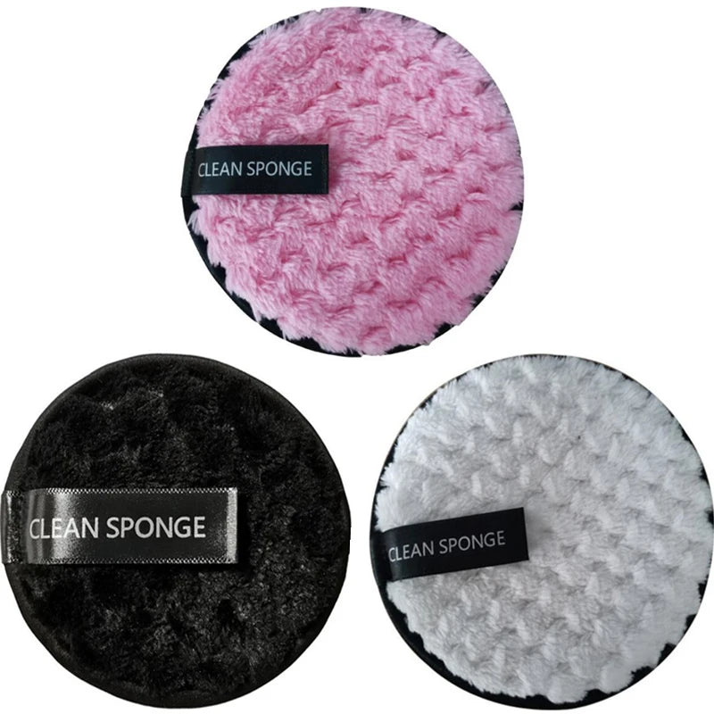 Drei Pura Make-up-Entferner Pads in verschiedenen Farben nebeneinander liegend