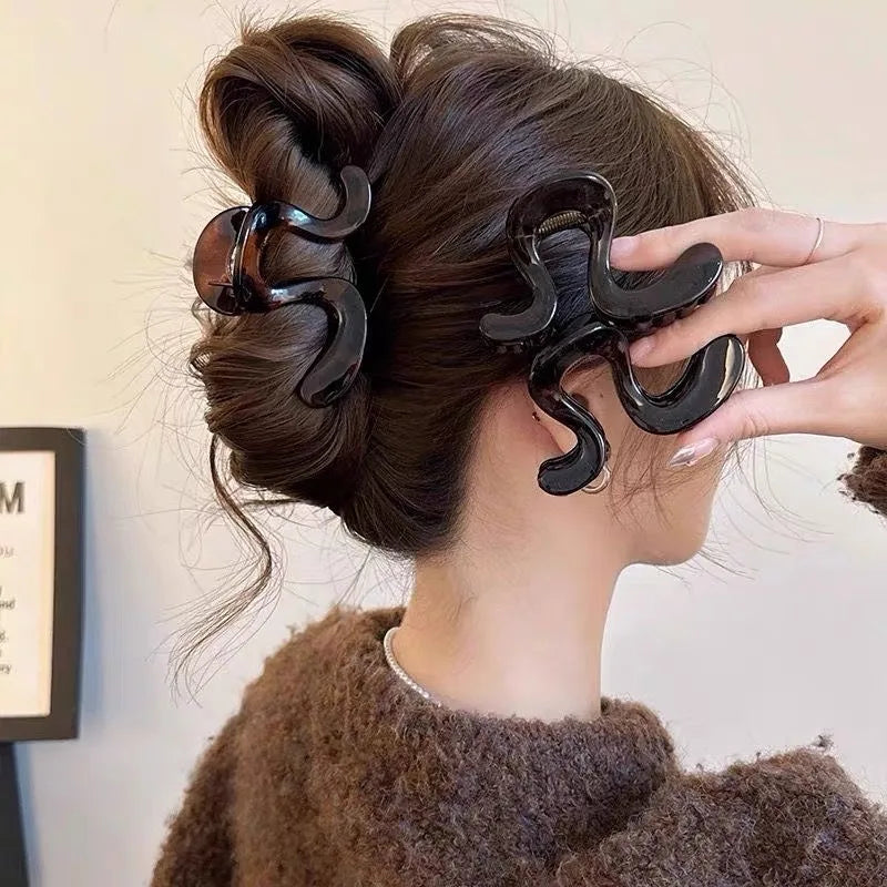 Skulpturale Haarklammer im Wave- &amp; Flower-Design – modernes Statement-Haaraccessoire
