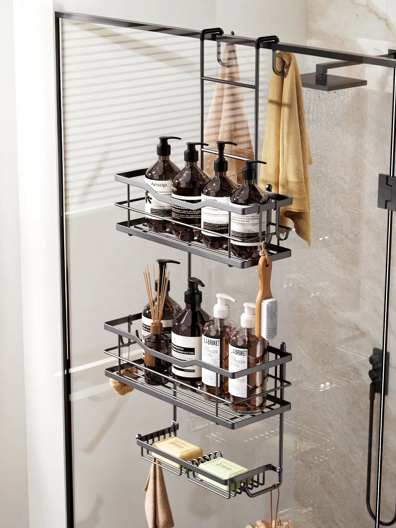 Dreistufiger Bad-Organizer hängend an einer Duschkabinenwand