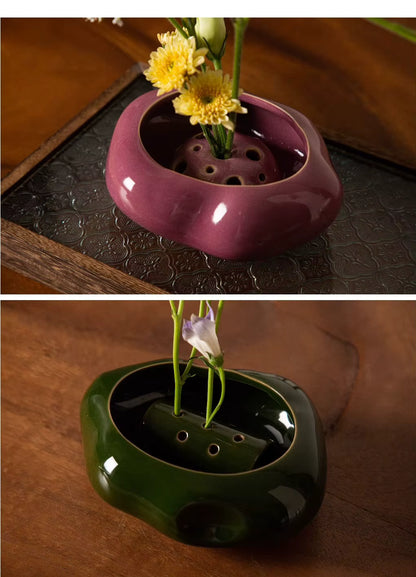 Keramikvase mit Trockenblumen, ruhige Farbpalette, stilvolle Dekoration