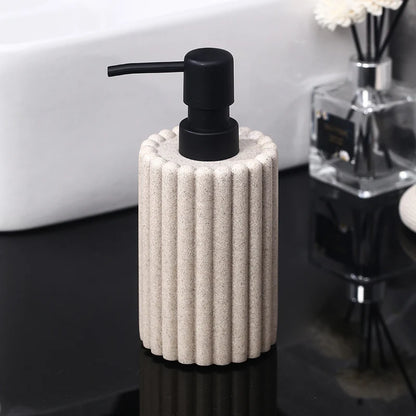 Keramik-Seifenspender in Sandbeige mit strukturierter Oberfläche und Badaccessoires