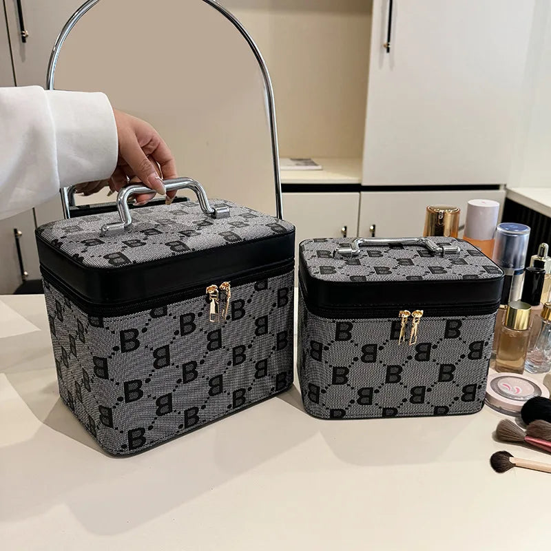 Schwarze Béla Kosmetiktasche in Small und Large geschlossen dargestellt
