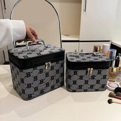 Schwarze Béla Kosmetiktasche in Small und Large geschlossen dargestellt