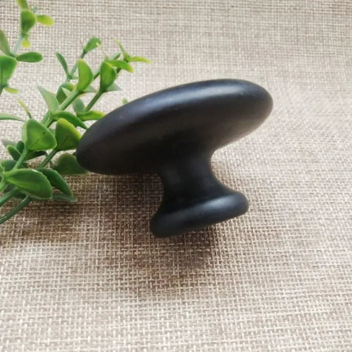 Schwarzer Massage-Stein Noir freistehend präsentiert