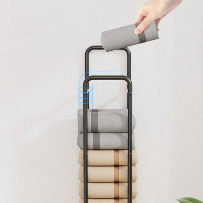 Frontansicht eines vertikalen Handtuchhalters, in den gerollte Handtücher von oben eingelegt werden