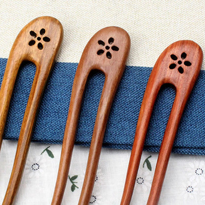 Stilvolle Anordnung mehrerer Élan Holz-Haarspangen als Dekoobjekt