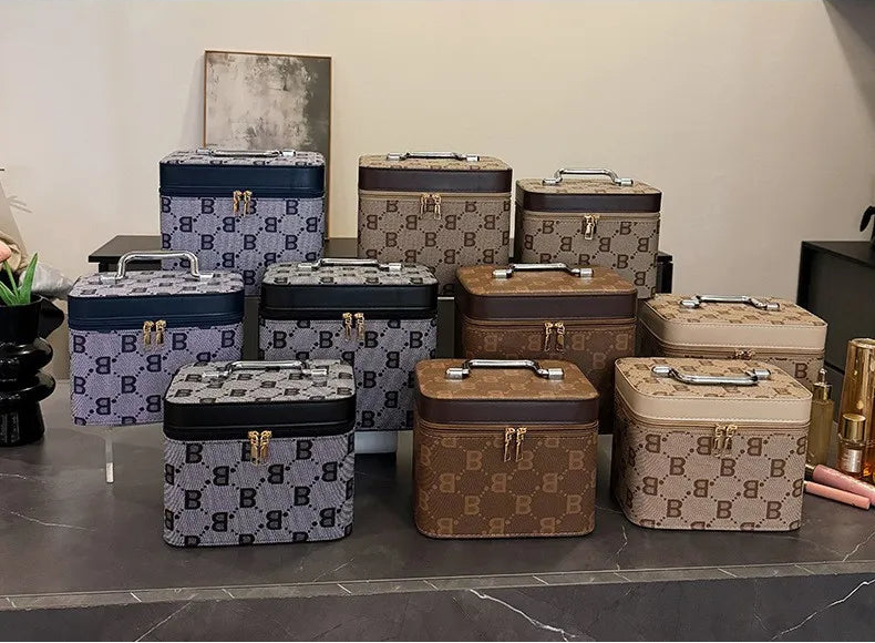 Verschiedene Farbvarianten der Béla Kosmetiktasche gemeinsam arrangiert