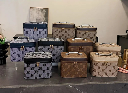 Verschiedene Farbvarianten der Béla Kosmetiktasche gemeinsam arrangiert