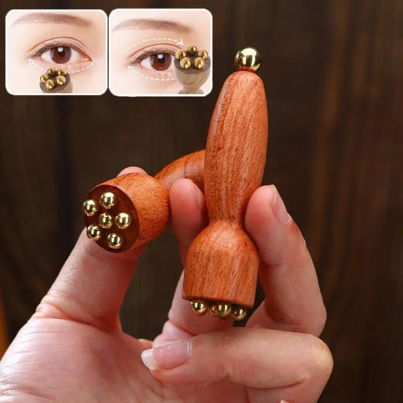 Anwendung des Lotus Augen-Massagestabs bei sanfter Massage um die Augenpartie