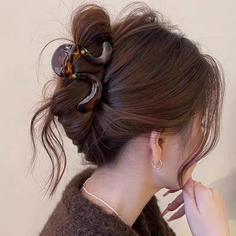 Skulpturale Haarklammer im Wave- &amp; Flower-Design – modernes Statement-Haaraccessoire