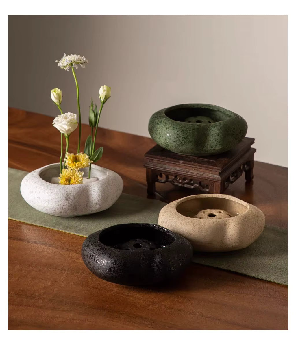 Keramikvase mit strukturierter Oberfläche als Deko-Objekt auf Sideboard