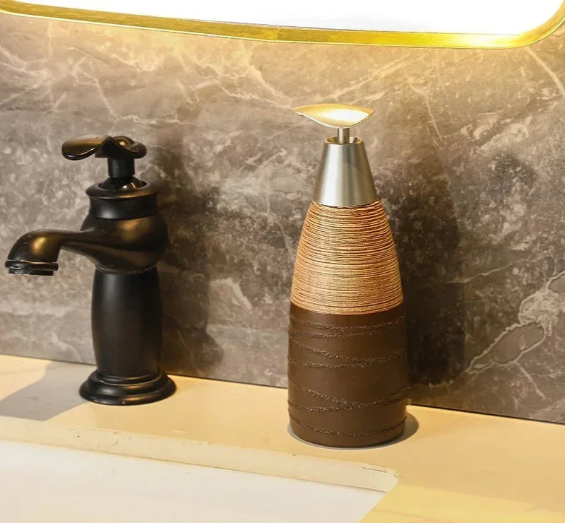 Keramik-Bodylotion-Spender in Kakao-Sprenkeloptik mit warmem Farbton