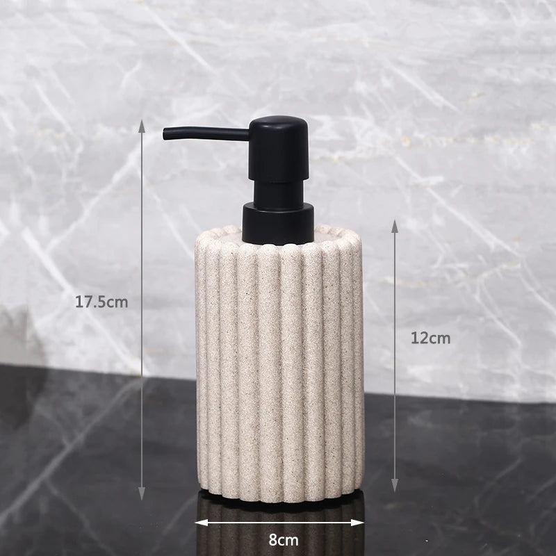 Keramik-Seifenspender in Sandbeige mit Höhen- und Breitenangaben zur Größenübersicht