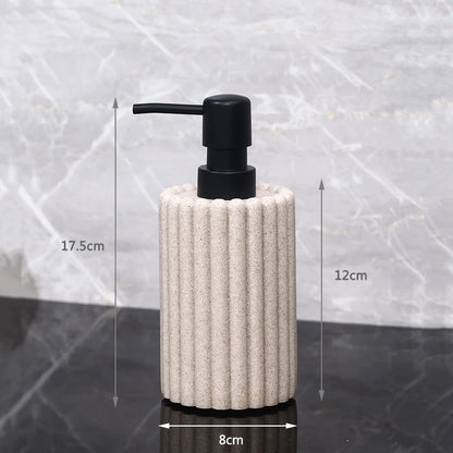 Keramik-Seifenspender in Sandbeige mit Höhen- und Breitenangaben zur Größenübersicht