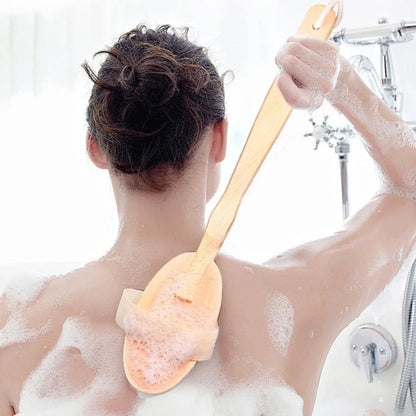 Rückenpflege mit einer Holz-Rückenbürste während des Duschrituals