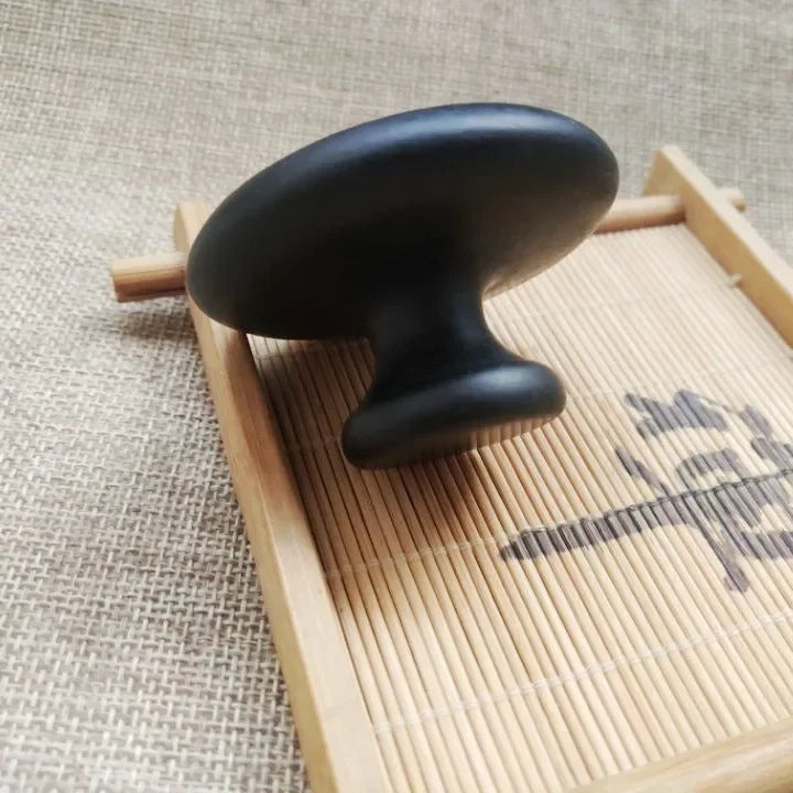 Noir Massage-Stein aus Naturstein in ruhiger Produktdarstellun