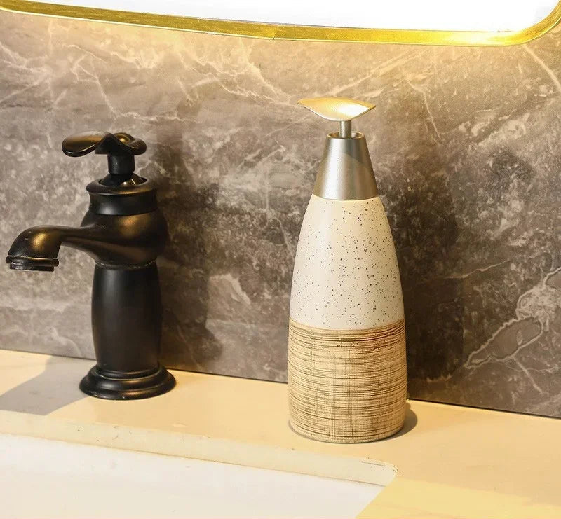 Minimalistischer Keramik-Duschgelspender in Ivory Pur mit klarer Form