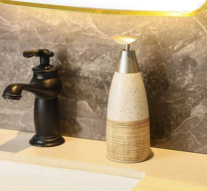 Minimalistischer Keramik-Duschgelspender in Ivory Pur mit klarer Form
