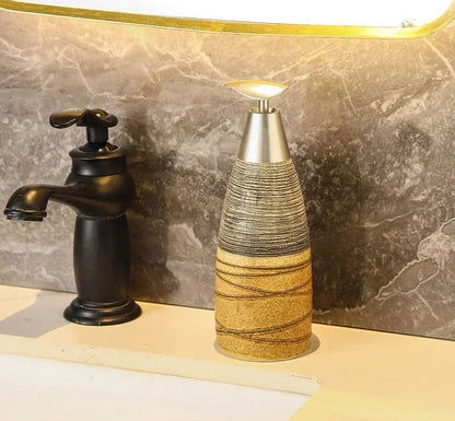 Keramik-Bodylotion-Spender in Ivory mit warmen Honigstreifen und natürlichem Look