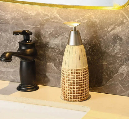 Keramik-Duschgelspender im Sand-Mosaik-Design mit grafischer Struktur im modernen Badezimmer