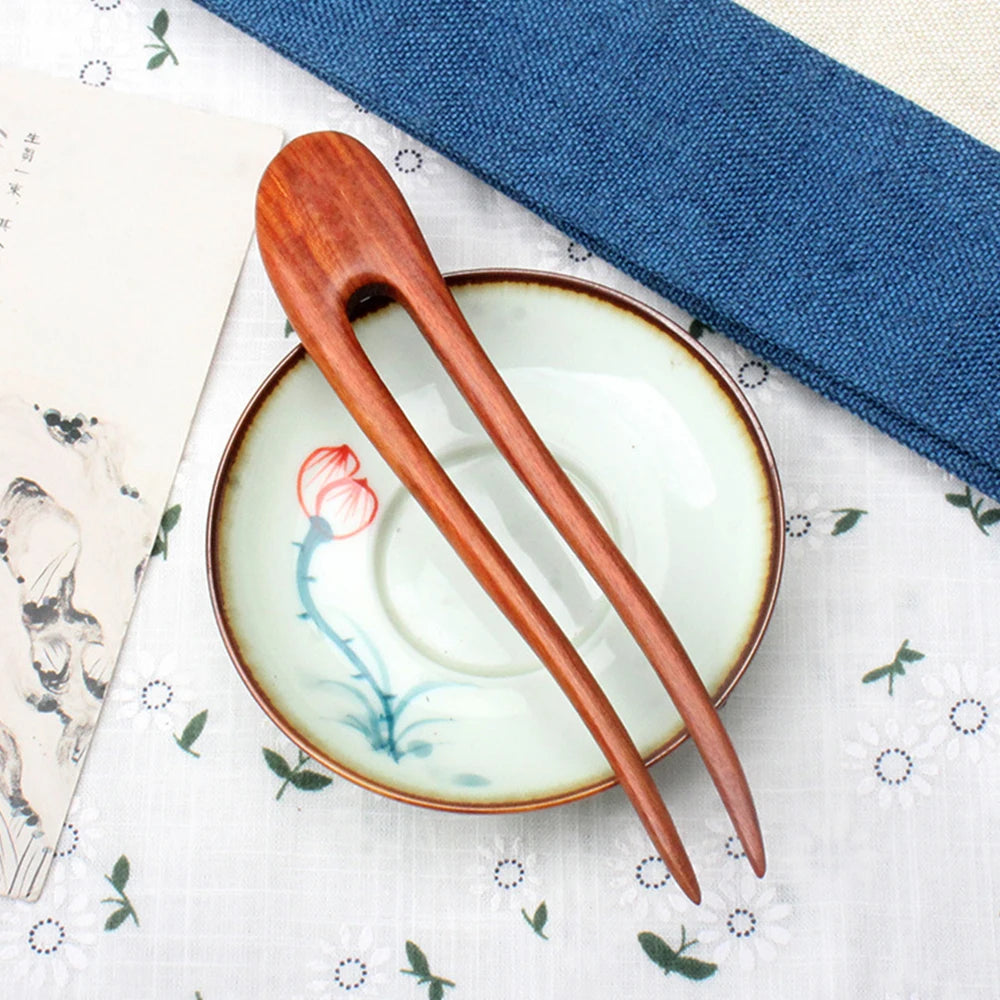 U-förmige Holz-Haarspange Élan in Amber mit natürlicher Maserung