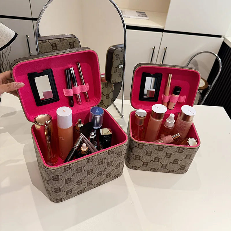 Geöffnete Béla Kosmetiktasche mit Beauty-Accessoires im Inneren
