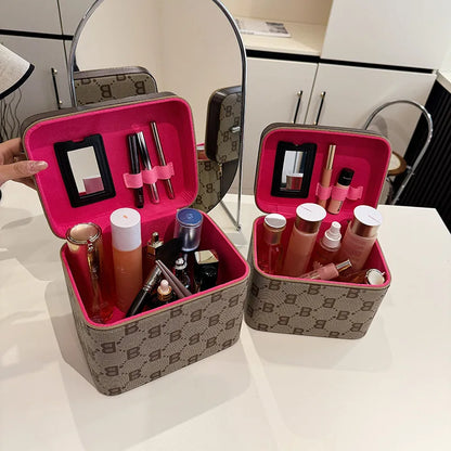 Geöffnete Béla Kosmetiktasche mit Beauty-Accessoires im Inneren
