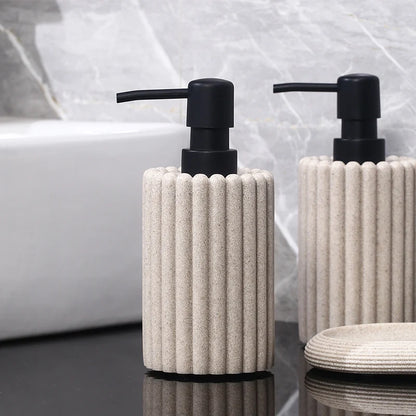 Keramik-Seifenspender in Sandbeige auf Waschbecken im minimalistischen Badezimmer