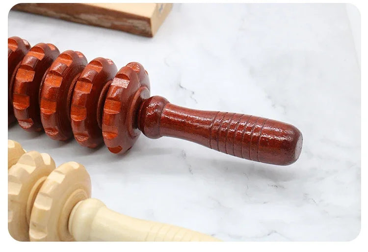Minimalistischer Holz-Massage­roller für Körpermassage in cleanem Setting