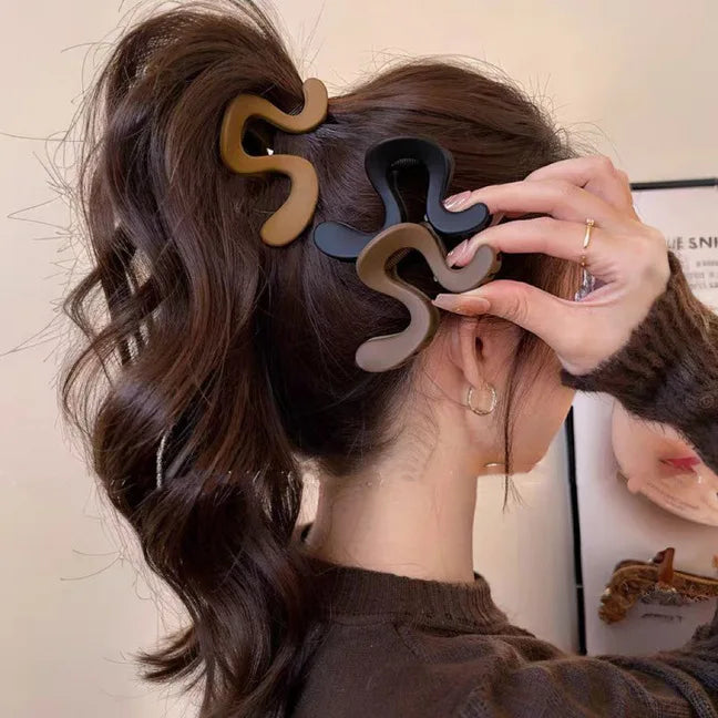 Skulpturale Haarklammer im Wave- &amp; Flower-Design – modernes Statement-Haaraccessoire