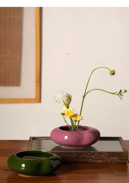 Design-Keramikvase mit Blumenarrangement, ruhiges modernes Interior