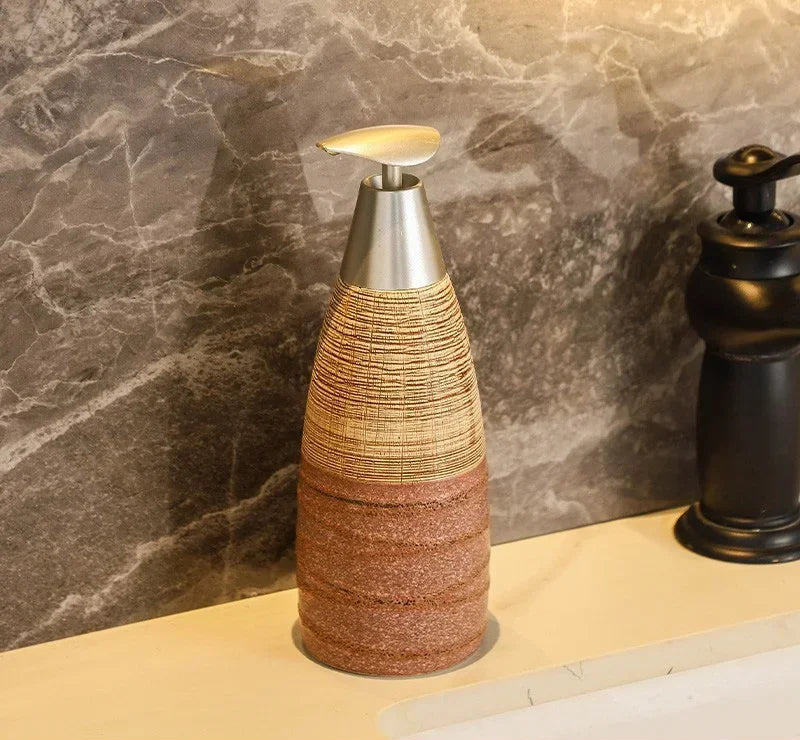 eramik-Lotion-Spender in Creme mit Holzstruktur und ruhiger Linienführung