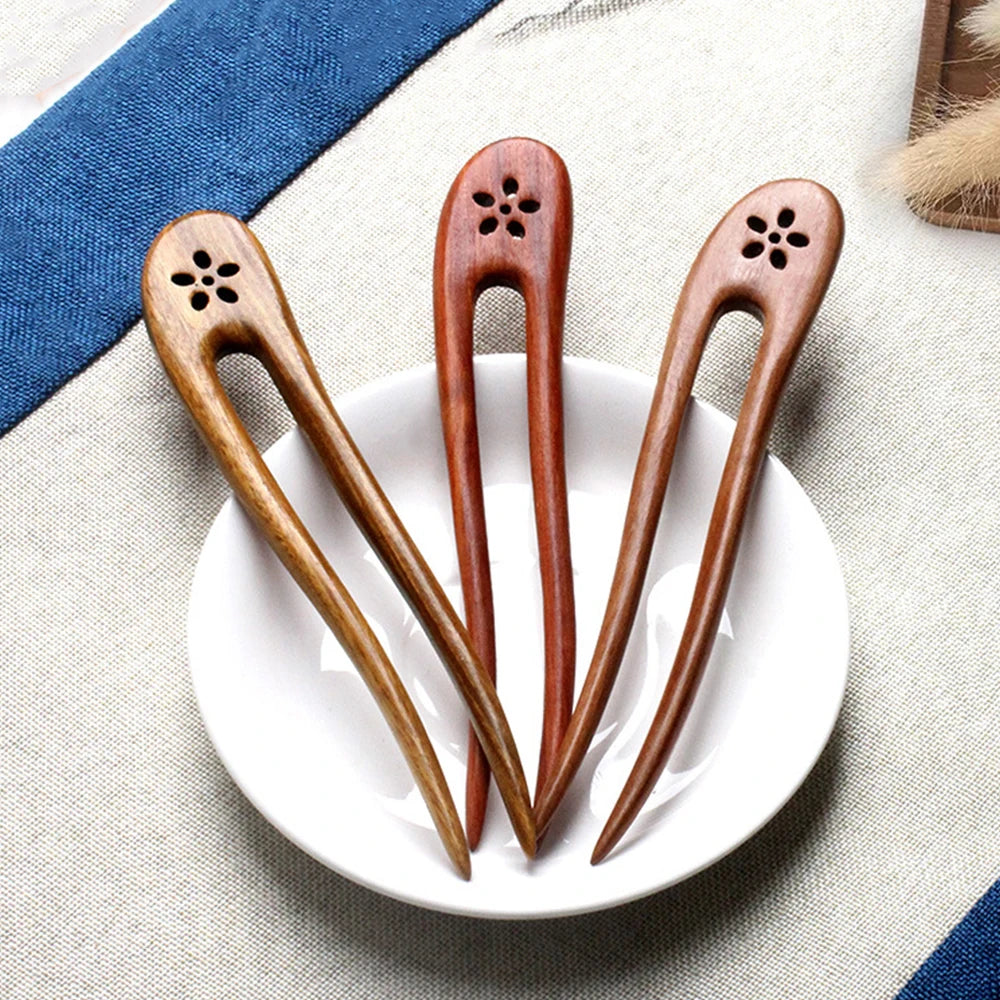 U-förmige Élan Haarspangen aus Holz dekorativ auf Tisch präsentiert