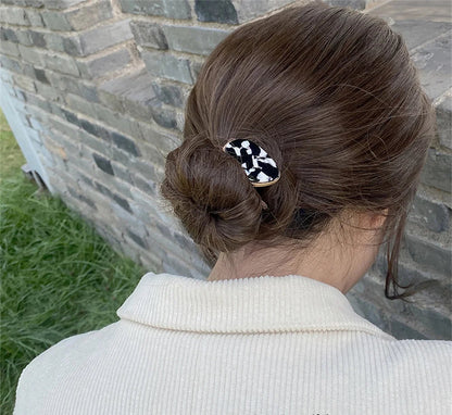 Luméa elastisches Haarband im Haar getragen bei hochgesteckter Frisur
