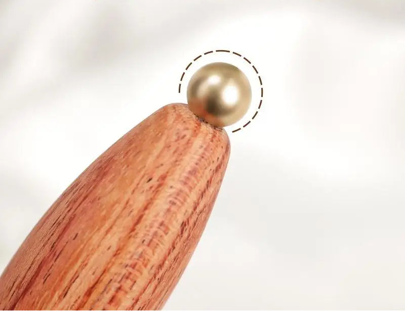 Detailansicht der Messing-Massagekugel des Lotus Augen-Massagestabs