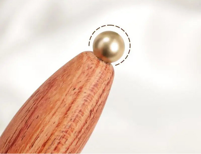 Detailansicht der Messing-Massagekugel des Lotus Augen-Massagestabs