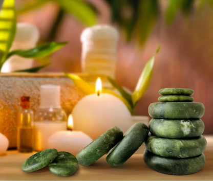 Keramik-Massage-Heizsteine Sento in ruhiger Spa-Umgebung arrangiert
