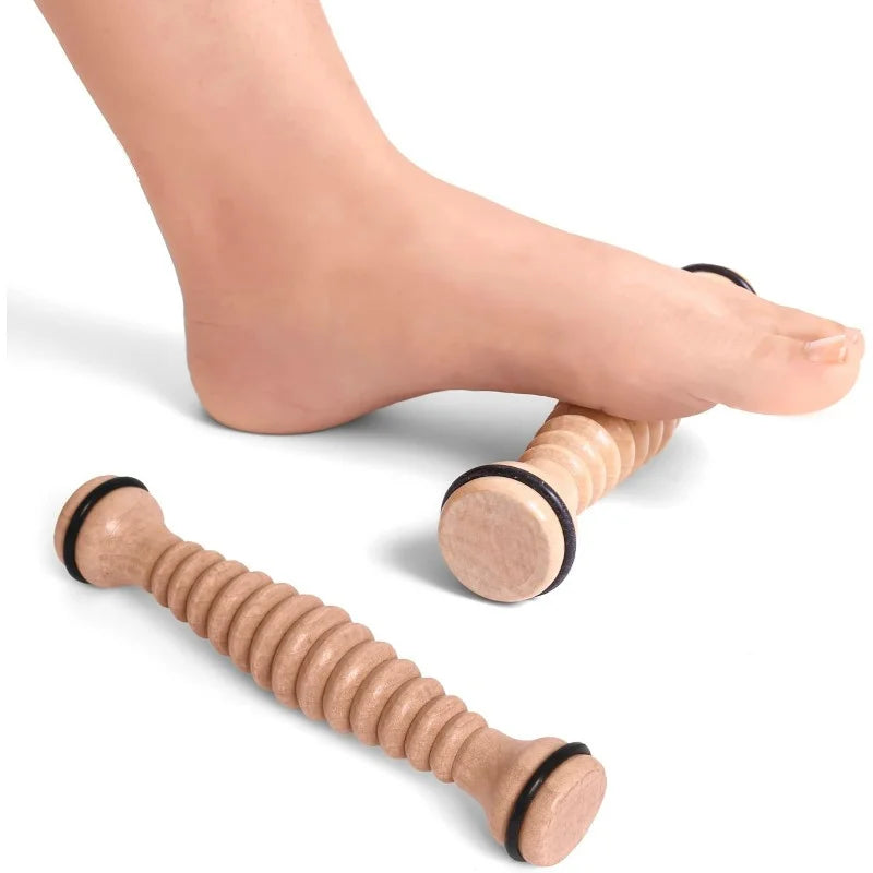 Taro Fußmassageroller aus Holz bei der Anwendung an den Füßen
