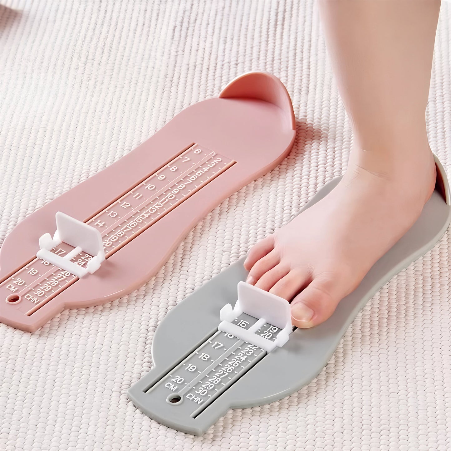 Baby Schuhgrößen Messgerät misst die Fußlänge eines Babys